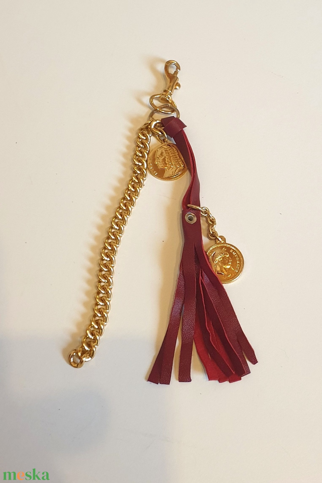 Táskadísz, piros valódi bőr, arany lánccal, pénzérmékkel. Karabineres. Egyedi, kézműves termék. Ajándéknak is - táska & tok - kulcstartó & táskadísz - táskadísz - Meska.hu