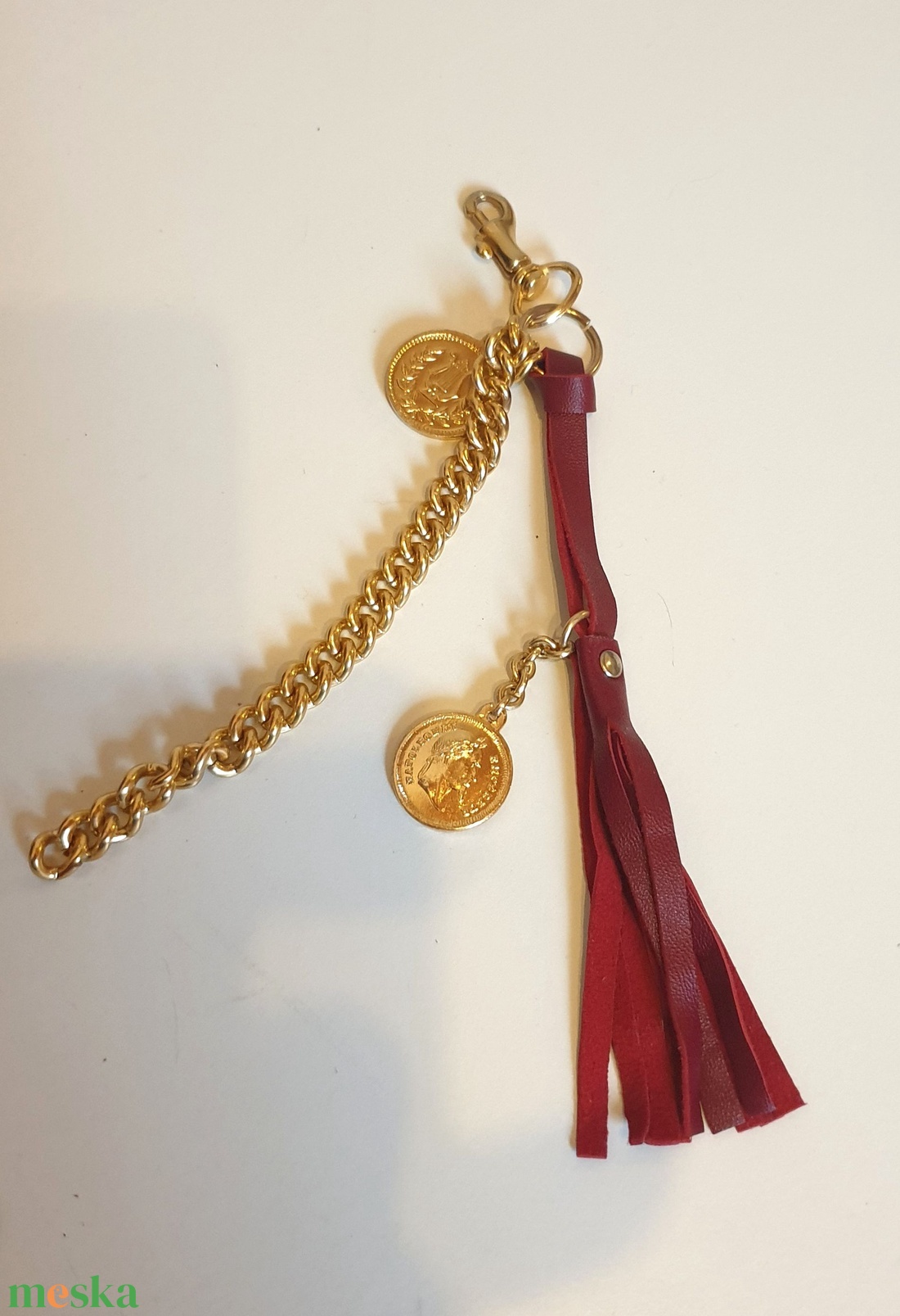 Táskadísz, piros valódi bőr, arany lánccal, pénzérmékkel. Karabineres. Egyedi, kézműves termék. Ajándéknak is - táska & tok - kulcstartó & táskadísz - táskadísz - Meska.hu