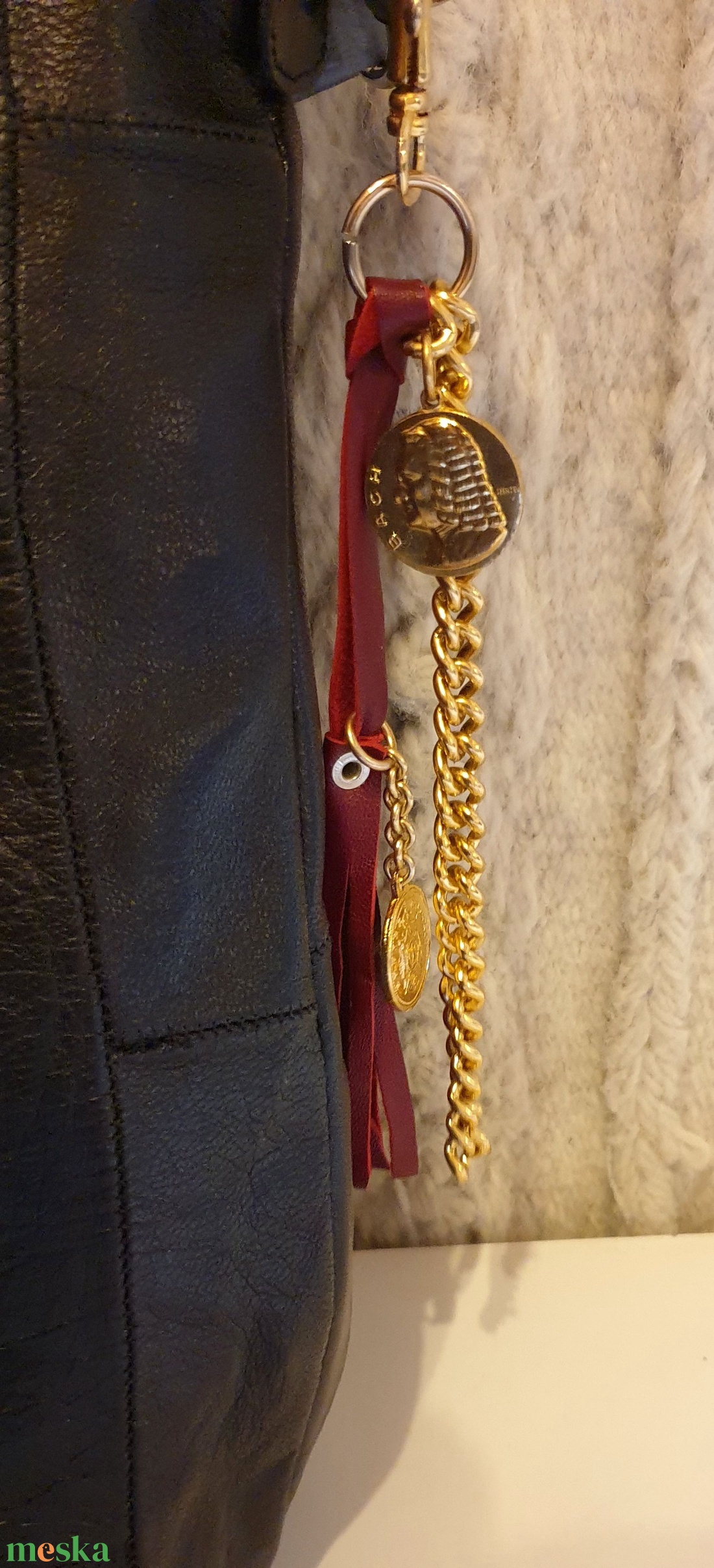 Táskadísz, piros valódi bőr, arany lánccal, pénzérmékkel. Karabineres. Egyedi, kézműves termék. Ajándéknak is - táska & tok - kulcstartó & táskadísz - táskadísz - Meska.hu