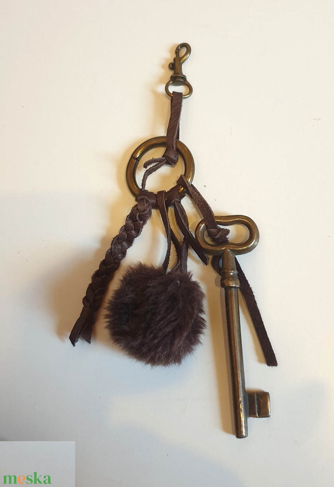 Táskadísz, bronz kulccsal és karikával, pompommal, és bőrfonattal. Karabineres. Egyedi, kézműves termék. Ajándéknak is - táska & tok - kulcstartó & táskadísz - táskadísz - Meska.hu