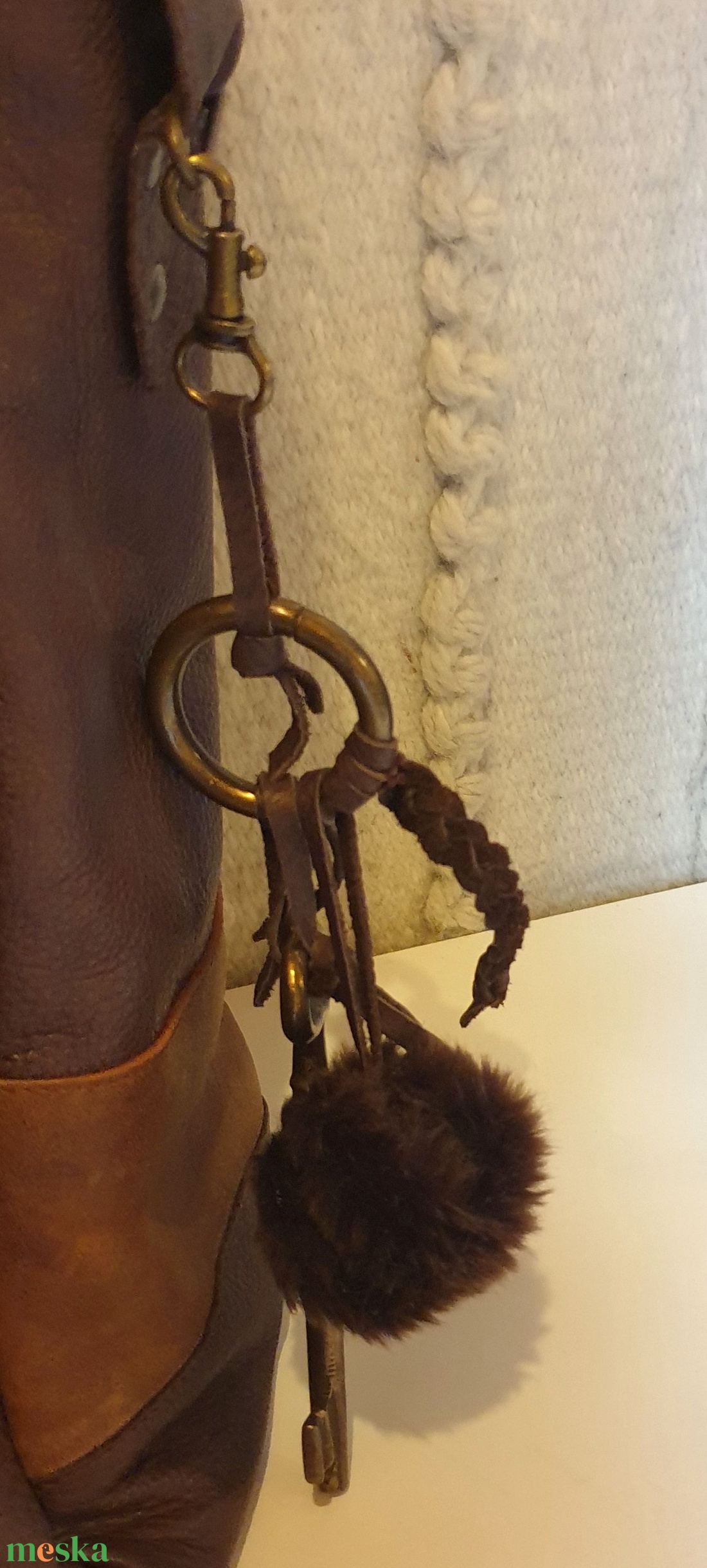 Táskadísz, bronz kulccsal és karikával, pompommal, és bőrfonattal. Karabineres. Egyedi, kézműves termék. Ajándéknak is - táska & tok - kulcstartó & táskadísz - táskadísz - Meska.hu