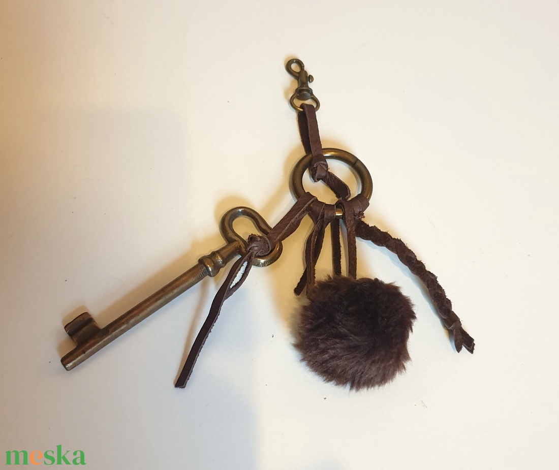 Táskadísz, bronz kulccsal és karikával, pompommal, és bőrfonattal. Karabineres. Egyedi, kézműves termék. Ajándéknak is - táska & tok - kulcstartó & táskadísz - táskadísz - Meska.hu
