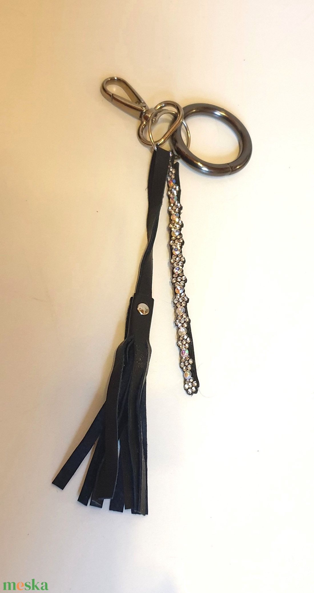 Táskadísz, kulcstartó, fekete bőrbojttal, strasszcsíkkal, vastag karikával. Karabineres. Egyedi, kézműves termék - táska & tok - kulcstartó & táskadísz - táskadísz - Meska.hu