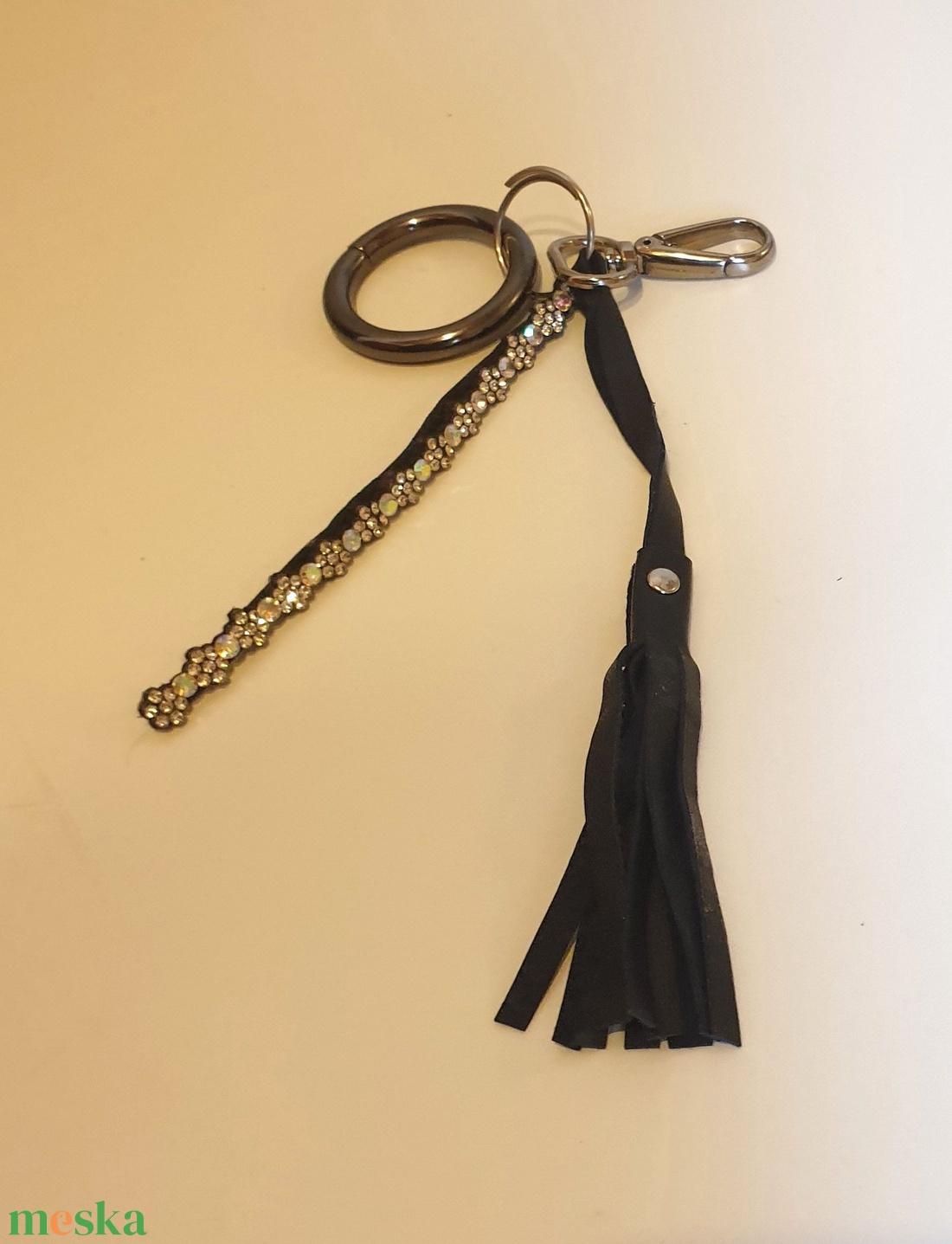 Táskadísz, kulcstartó, fekete bőrbojttal, strasszcsíkkal, vastag karikával. Karabineres. Egyedi, kézműves termék - táska & tok - kulcstartó & táskadísz - táskadísz - Meska.hu