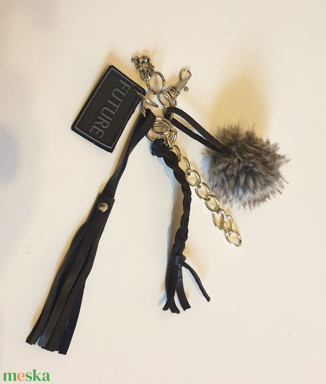 Táskadísz, kulcstartó, fekete bőrbojttal, ezüstlánccal, bőrfonattal, medállal. Karabineres. Egyedi, kézműves termék - táska & tok - kulcstartó & táskadísz - táskadísz - Meska.hu