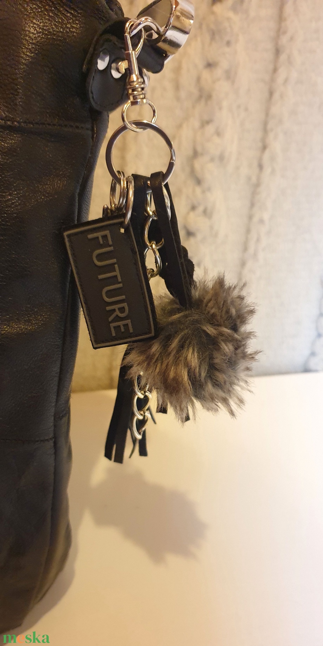 Táskadísz, kulcstartó, fekete bőrbojttal, ezüstlánccal, bőrfonattal, medállal. Karabineres. Egyedi, kézműves termék - táska & tok - kulcstartó & táskadísz - táskadísz - Meska.hu