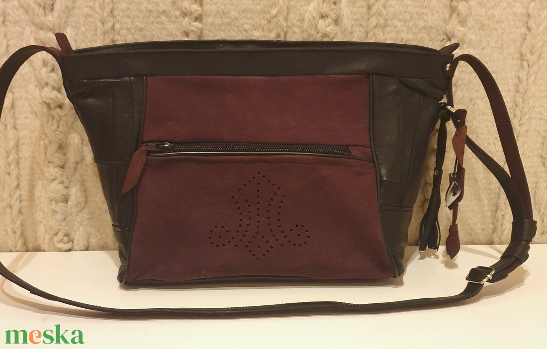 Válltáska, puha valódi bőr. Fekete és bordó, egyedi díszítéssel. Új, kézműves termék. Ajándéknak is - táska & tok - kézitáska & válltáska - válltáska - Meska.hu
