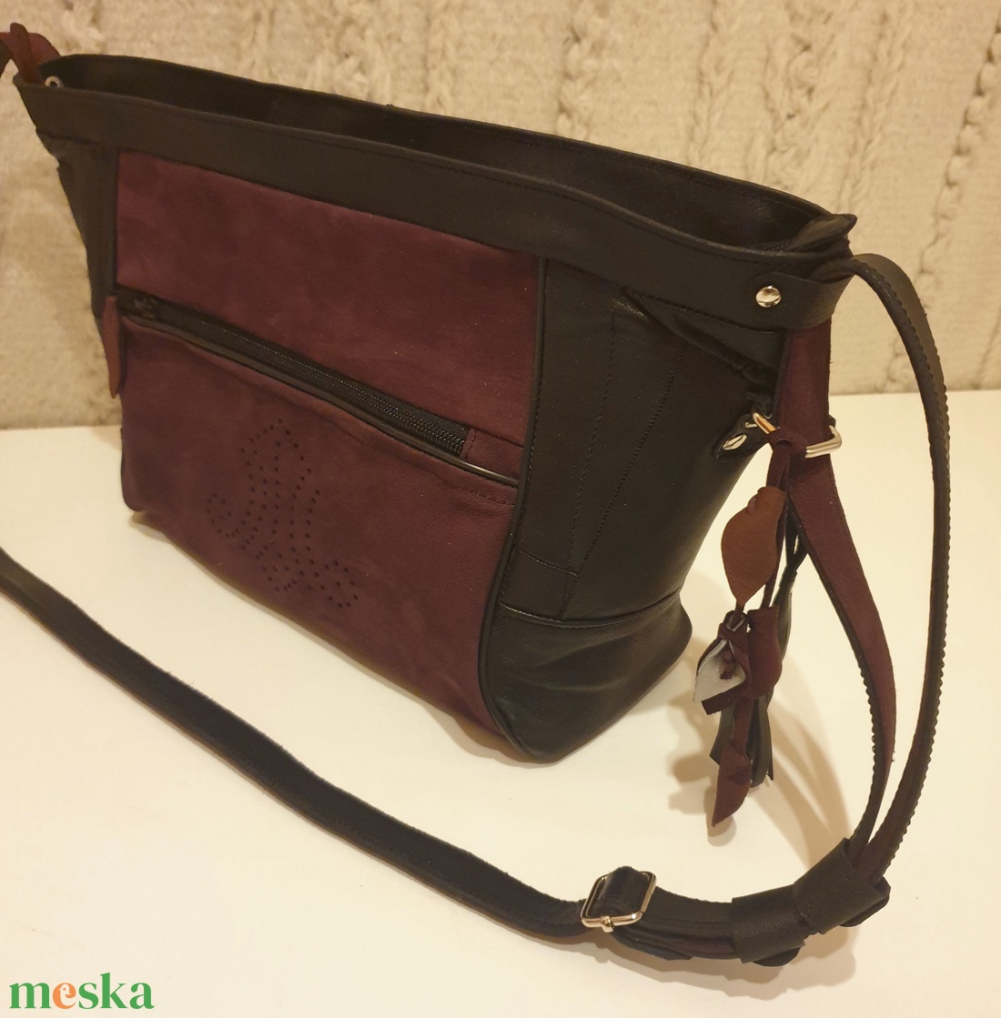 Válltáska, puha valódi bőr. Fekete és bordó, egyedi díszítéssel. Új, kézműves termék. Ajándéknak is - táska & tok - kézitáska & válltáska - válltáska - Meska.hu