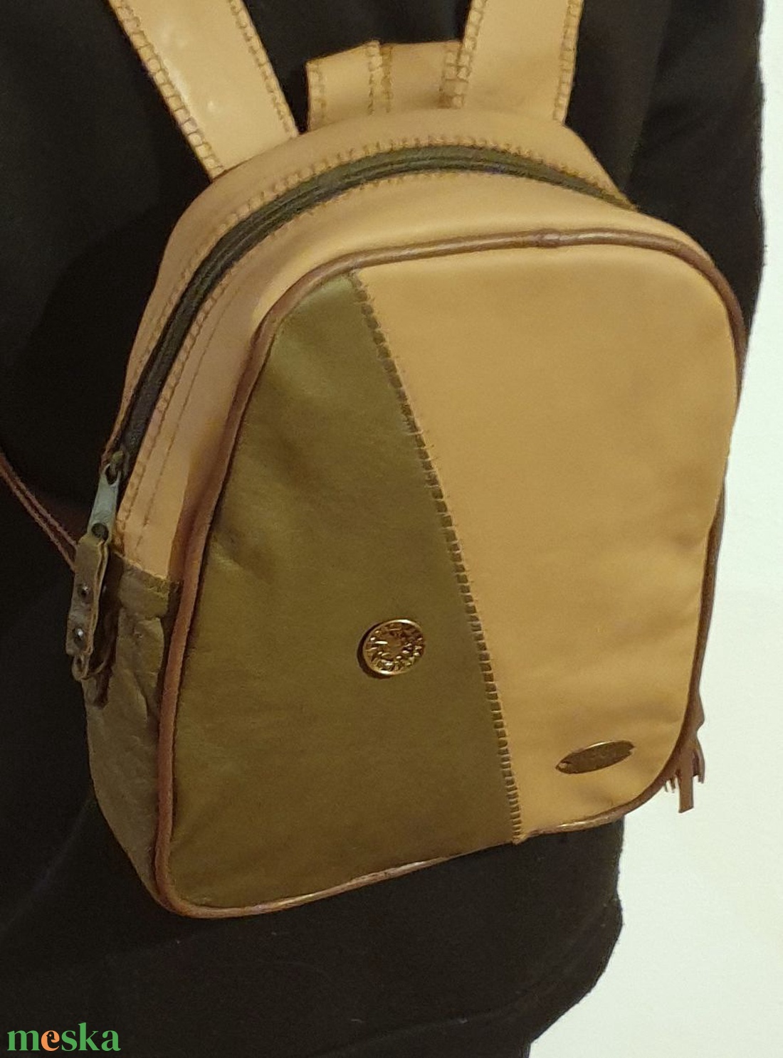 Kis hátizsák, valódi bőr. Barna, terepzöld, természetes, rusztikus stílusban. Egyedi, kézműves termék - táska & tok - hátizsák - kishátizsák - Meska.hu