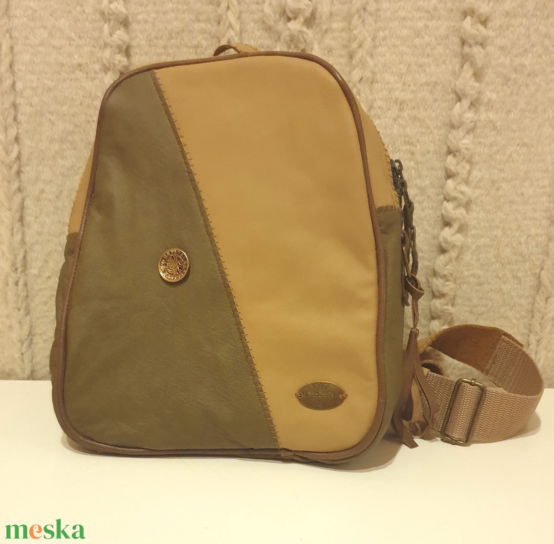 Kis hátizsák, valódi bőr. Barna, terepzöld, természetes, rusztikus stílusban. Egyedi, kézműves termék - táska & tok - hátizsák - kishátizsák - Meska.hu