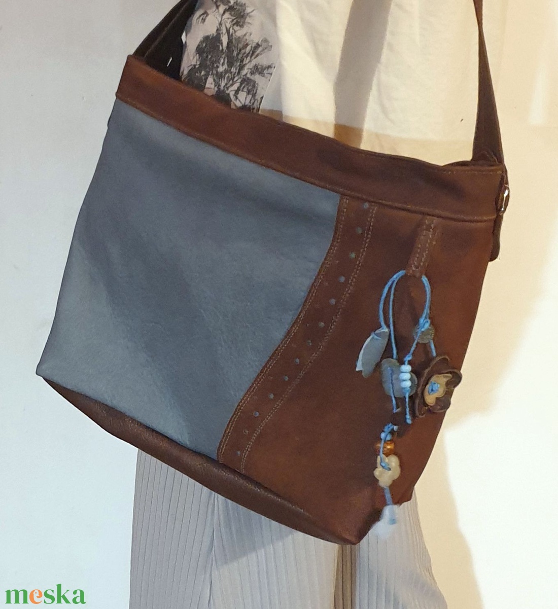 Válltáska, puha valódi bőr. Barna és szürkéskék, egyedi díszítéssel. Új, kézműves termék. Ajándéknak is - táska & tok - kézitáska & válltáska - válltáska - Meska.hu