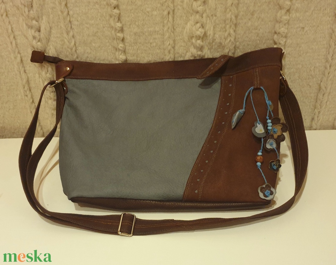 Válltáska, puha valódi bőr. Barna és szürkéskék, egyedi díszítéssel. Új, kézműves termék. Ajándéknak is - táska & tok - kézitáska & válltáska - válltáska - Meska.hu