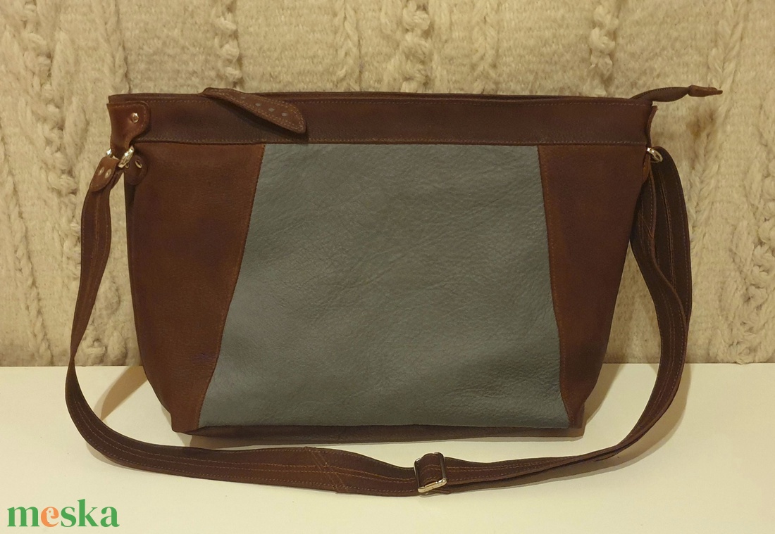 Válltáska, puha valódi bőr. Barna és szürkéskék, egyedi díszítéssel. Új, kézműves termék. Ajándéknak is - táska & tok - kézitáska & válltáska - válltáska - Meska.hu