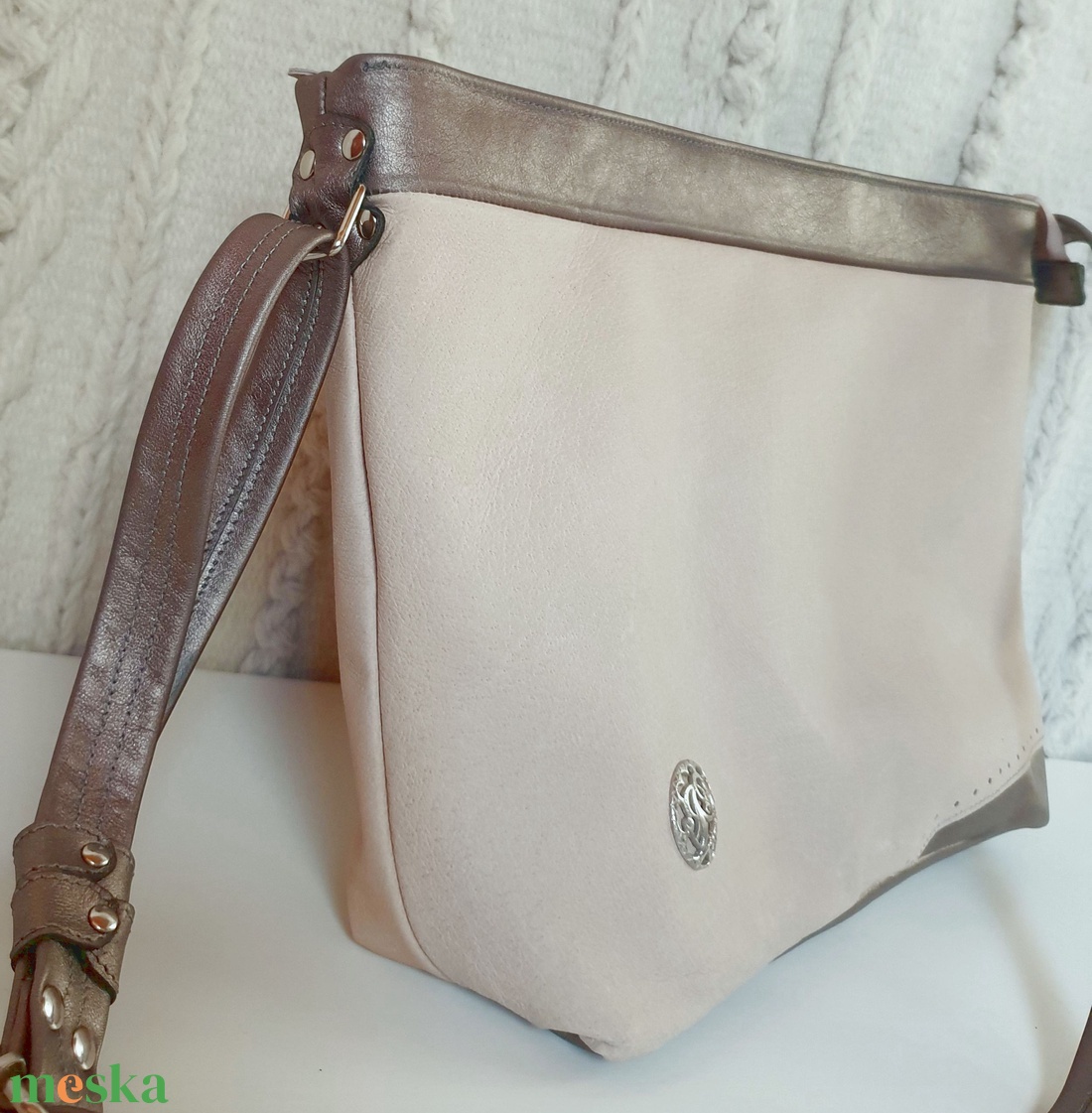 Válltáska, puha valódi bőr. Barackvirág és ezüst színű, egyedi díszítéssel. Új, kézműves termék. Ajándéknak is - táska & tok - kézitáska & válltáska - válltáska - Meska.hu