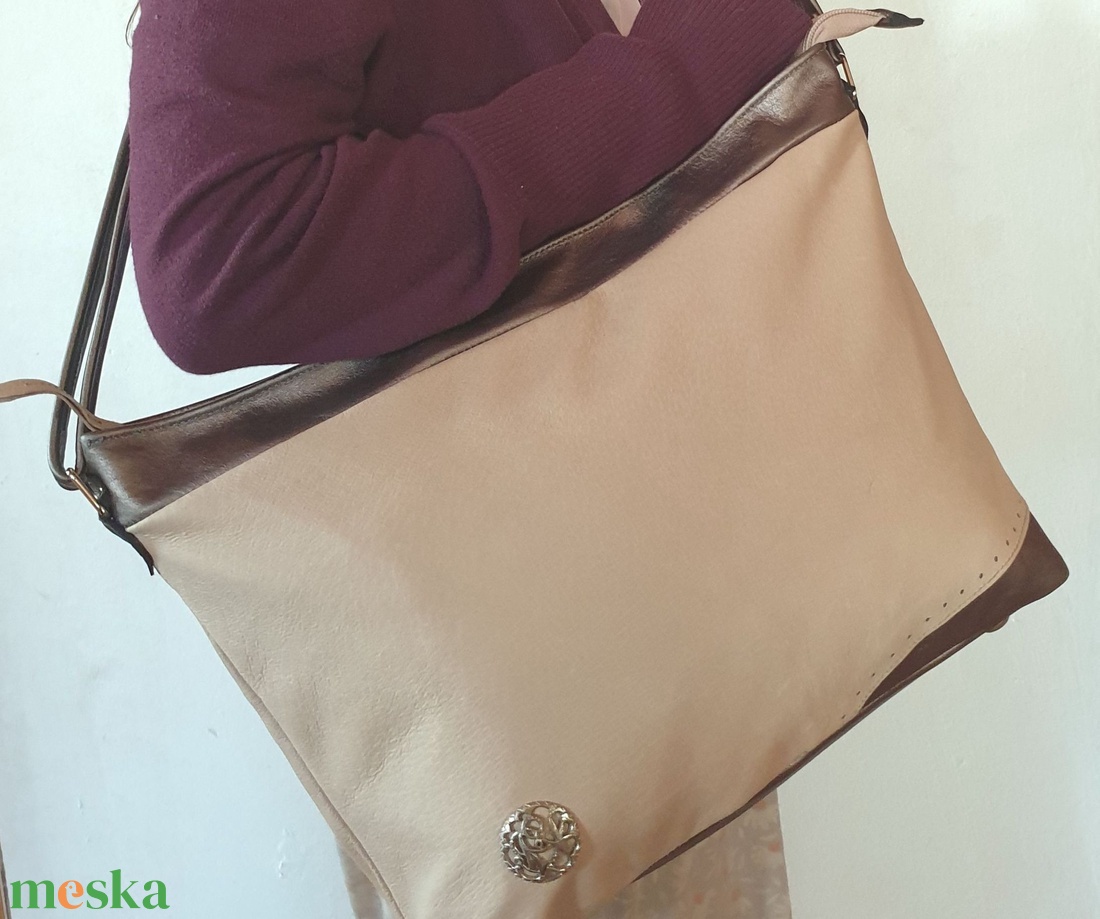 Válltáska, puha valódi bőr. Barackvirág és ezüst színű, egyedi díszítéssel. Új, kézműves termék. Ajándéknak is - táska & tok - kézitáska & válltáska - válltáska - Meska.hu