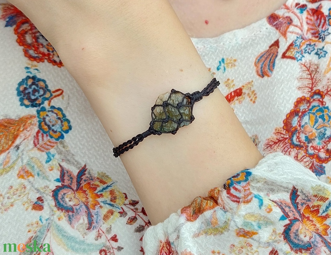 Moldavit karkötő vékony fonal szütyőben (kivehető) - ékszer - karkötő - fonott karkötő - Meska.hu