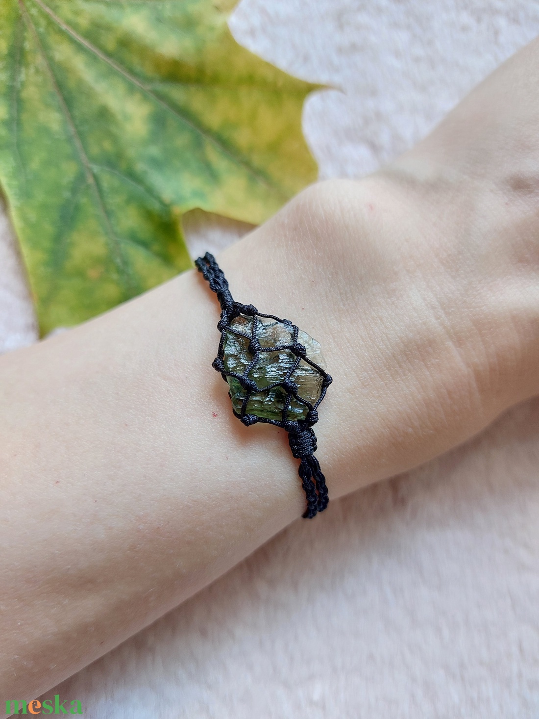 Moldavit karkötő vékony fonal szütyőben (kivehető) - ékszer - karkötő - fonott karkötő - Meska.hu