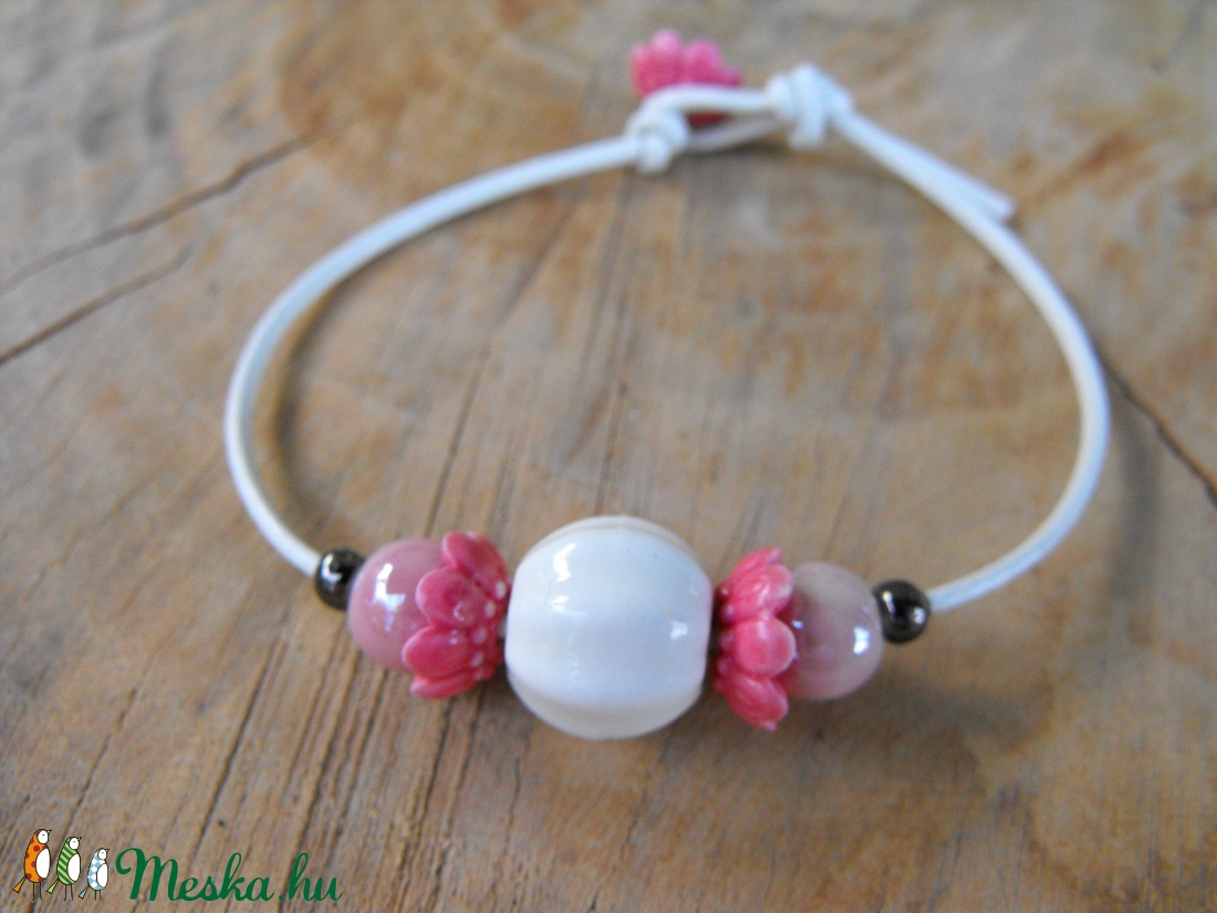 Kerámia-bőr karkötő - ékszer - karkötő - gyöngyös karkötő - Meska.hu