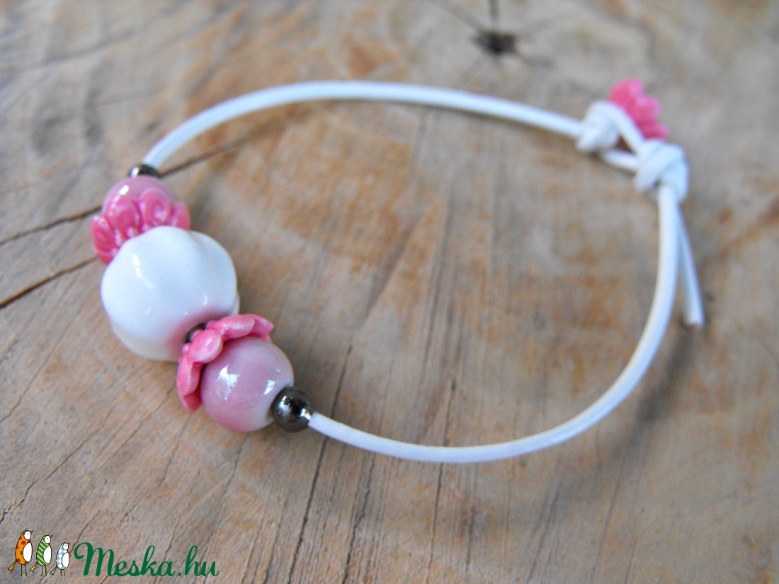 Kerámia-bőr karkötő - ékszer - karkötő - gyöngyös karkötő - Meska.hu