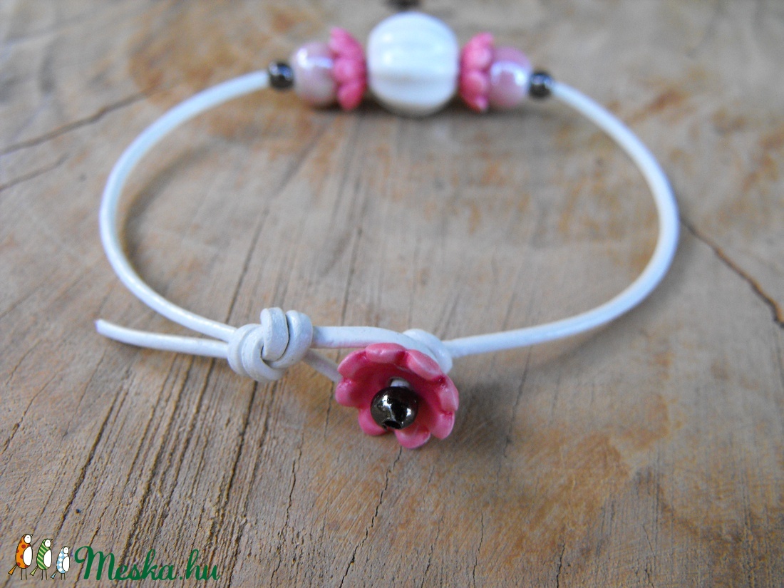 Kerámia-bőr karkötő - ékszer - karkötő - gyöngyös karkötő - Meska.hu