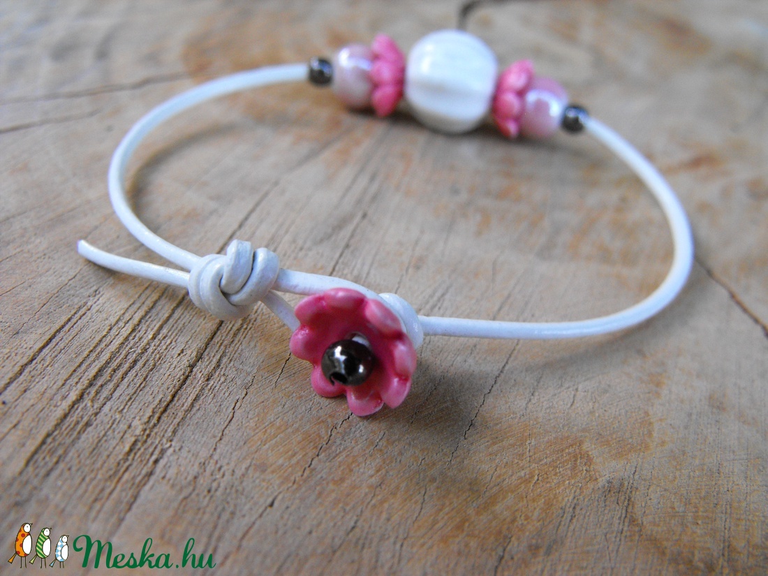 Kerámia-bőr karkötő - ékszer - karkötő - gyöngyös karkötő - Meska.hu