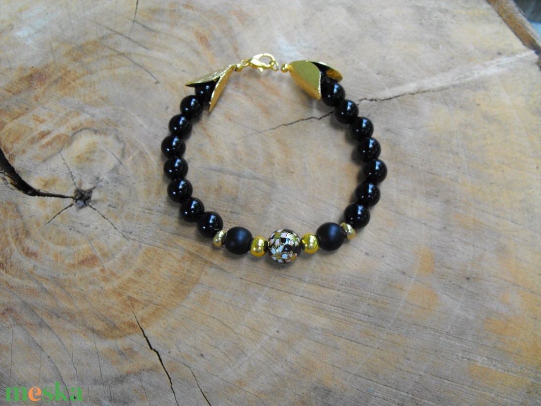 Aranyló virágok, feketében - ékszer - karkötő - gyöngyös karkötő - Meska.hu