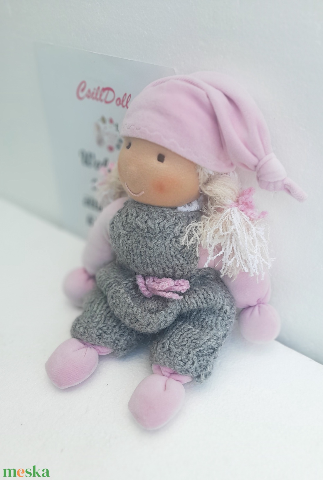 Pihe puha Waldorf típusú manóbaba cuki kertésznadrágban - játék & sport - baba & babaház - babaruha, babakellék - Meska.hu Pihe puha Waldorf típusú manóbaba cuki kertésznadrágban - játék & sport - baba & babaház - babaruha, babakellék - Meska.hu