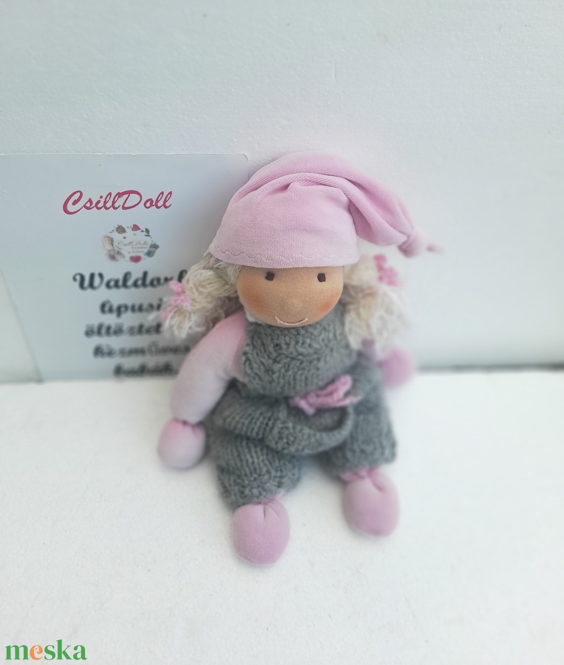 Pihe puha Waldorf típusú manóbaba cuki kertésznadrágban - játék & sport - baba & babaház - babaruha, babakellék - Meska.hu Pihe puha Waldorf típusú manóbaba cuki kertésznadrágban - játék & sport - baba & babaház - babaruha, babakellék - Meska.hu