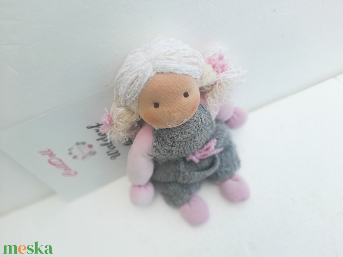 Pihe puha Waldorf típusú manóbaba cuki kertésznadrágban - játék & sport - baba & babaház - babaruha, babakellék - Meska.hu Pihe puha Waldorf típusú manóbaba cuki kertésznadrágban - játék & sport - baba & babaház - babaruha, babakellék - Meska.hu