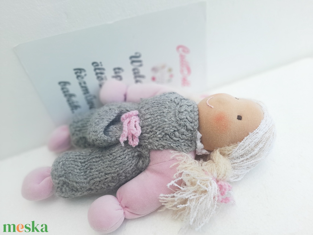 Pihe puha Waldorf típusú manóbaba cuki kertésznadrágban - játék & sport - baba & babaház - babaruha, babakellék - Meska.hu Pihe puha Waldorf típusú manóbaba cuki kertésznadrágban - játék & sport - baba & babaház - babaruha, babakellék - Meska.hu