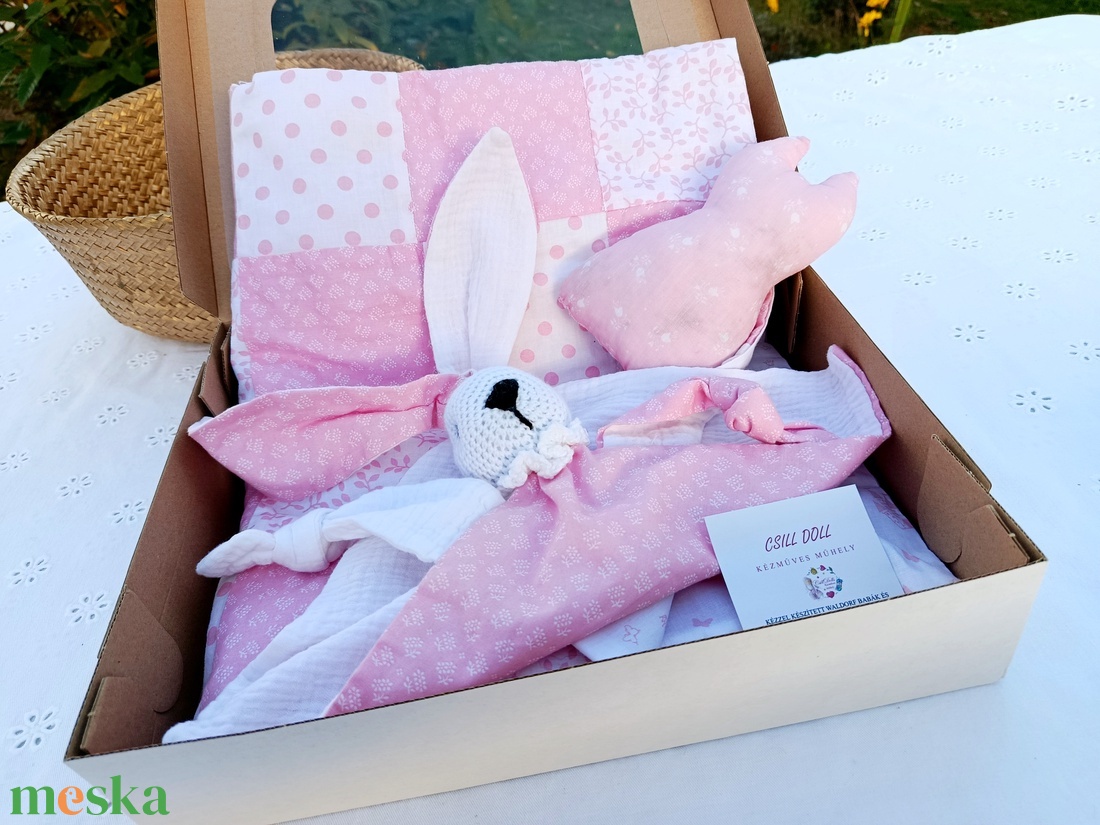 Pihe puha takaró nyuszis nyunyókával Babaváró-Babaköszöntő ajándéknak - játék & sport - babalátogató ajándékcsomag - Meska.hu Pihe puha takaró nyuszis nyunyókával Babaváró-Babaköszöntő ajándéknak - játék & sport - babalátogató ajándékcsomag - Meska.hu