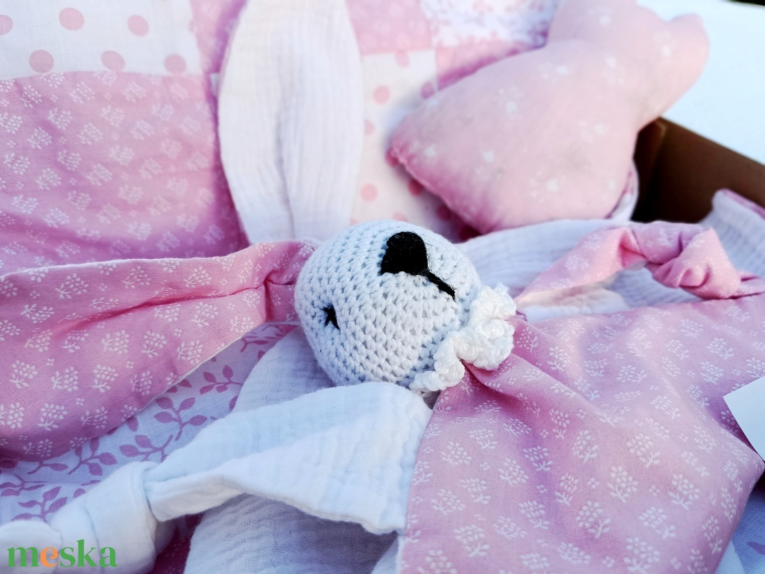 Pihe puha takaró nyuszis nyunyókával Babaváró-Babaköszöntő ajándéknak - játék & sport - babalátogató ajándékcsomag - Meska.hu Pihe puha takaró nyuszis nyunyókával Babaváró-Babaköszöntő ajándéknak - játék & sport - babalátogató ajándékcsomag - Meska.hu