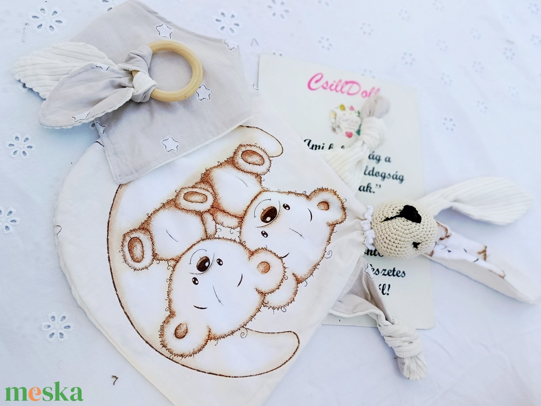 Gyönyörű natúr Babaváró-Babaköszöntő ajándék szett maci mintával - játék & sport - babalátogató ajándékcsomag - Meska.hu