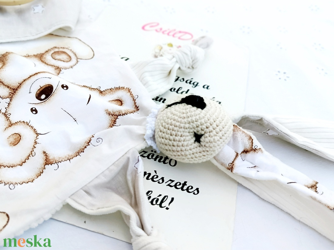Gyönyörű natúr Babaváró-Babaköszöntő ajándék szett maci mintával - játék & sport - babalátogató ajándékcsomag - Meska.hu