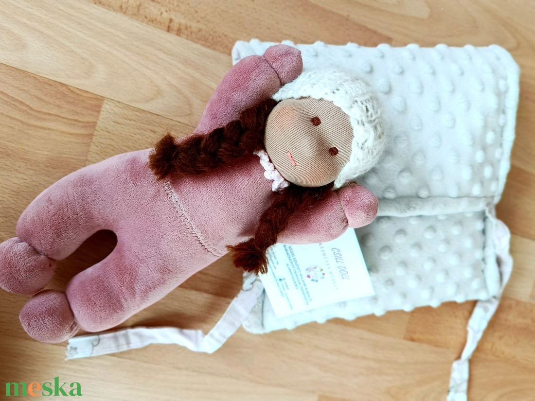 Alvózsákos cipelhetős Waldorf típusú manóbaba  - játék & sport - baba & babaház - babaruha, babakellék - Meska.hu Alvózsákos cipelhetős Waldorf típusú manóbaba  - játék & sport - baba & babaház - babaruha, babakellék - Meska.hu