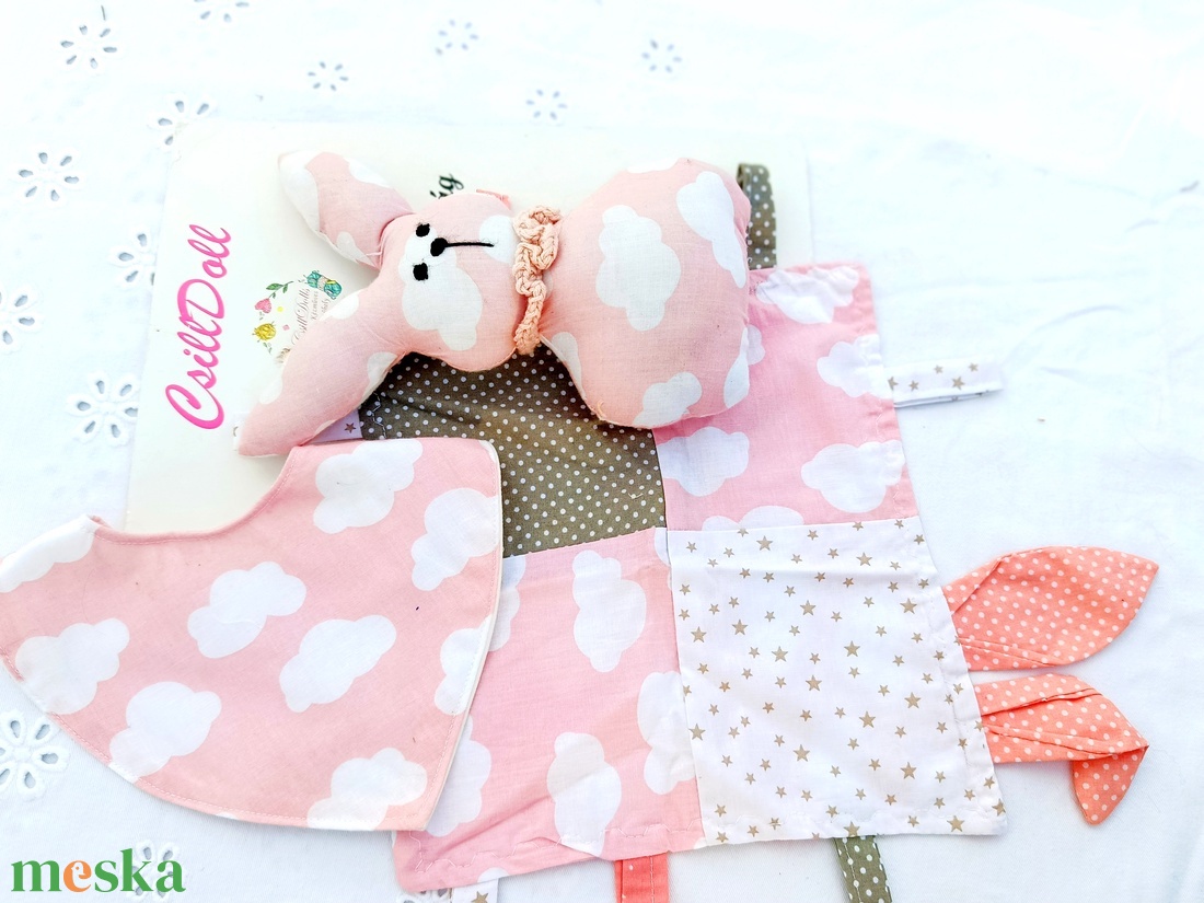 Cuki nyuszis rongyi szett a legapróbbaknak - játék & sport - babalátogató ajándékcsomag - Meska.hu Cuki nyuszis rongyi szett a legapróbbaknak - játék & sport - babalátogató ajándékcsomag - Meska.hu