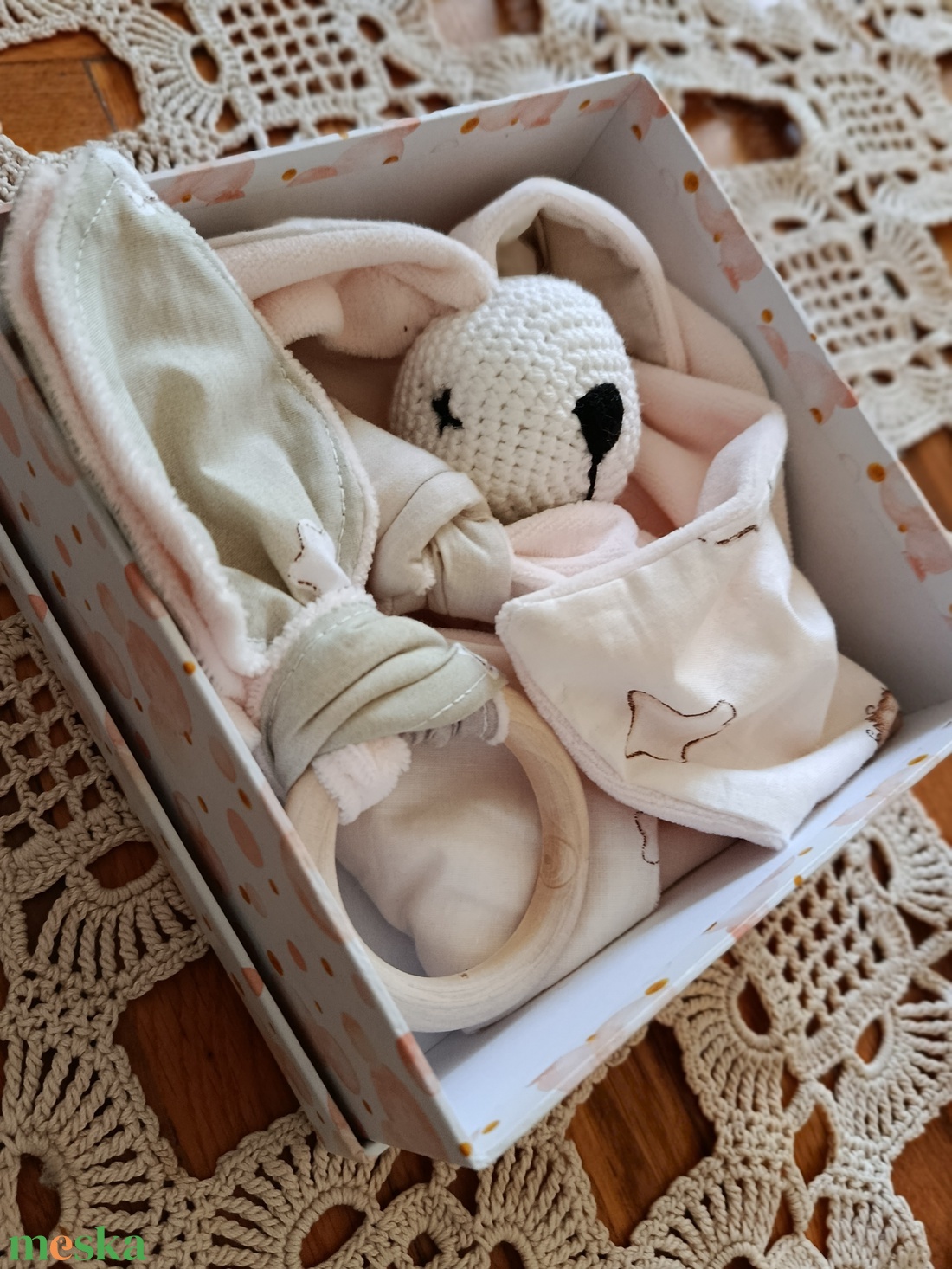 Gyönyörű natúr Babaváró-Babaköszöntő ajándék szett díszdobozban  - játék & sport - babalátogató ajándékcsomag - Meska.hu