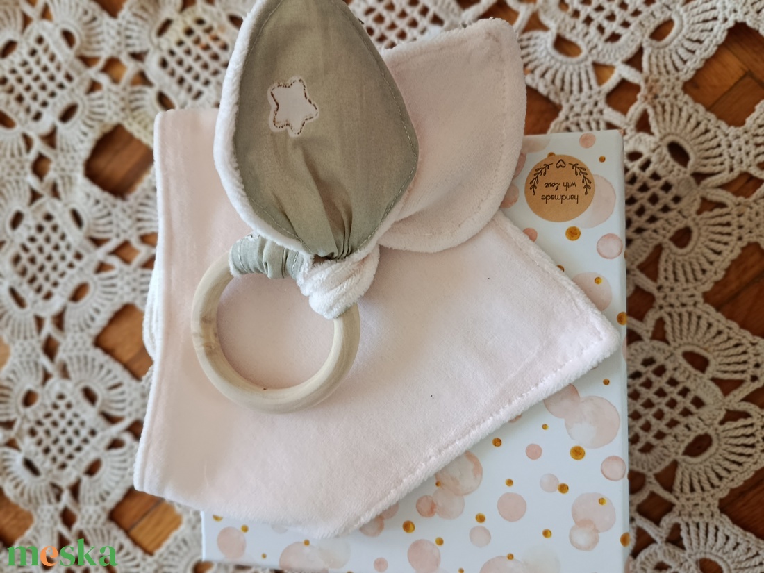 Gyönyörű natúr Babaváró-Babaköszöntő ajándék szett díszdobozban  - játék & sport - babalátogató ajándékcsomag - Meska.hu