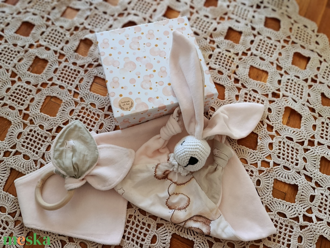 Gyönyörű natúr Babaváró-Babaköszöntő ajándék szett díszdobozban  - játék & sport - babalátogató ajándékcsomag - Meska.hu