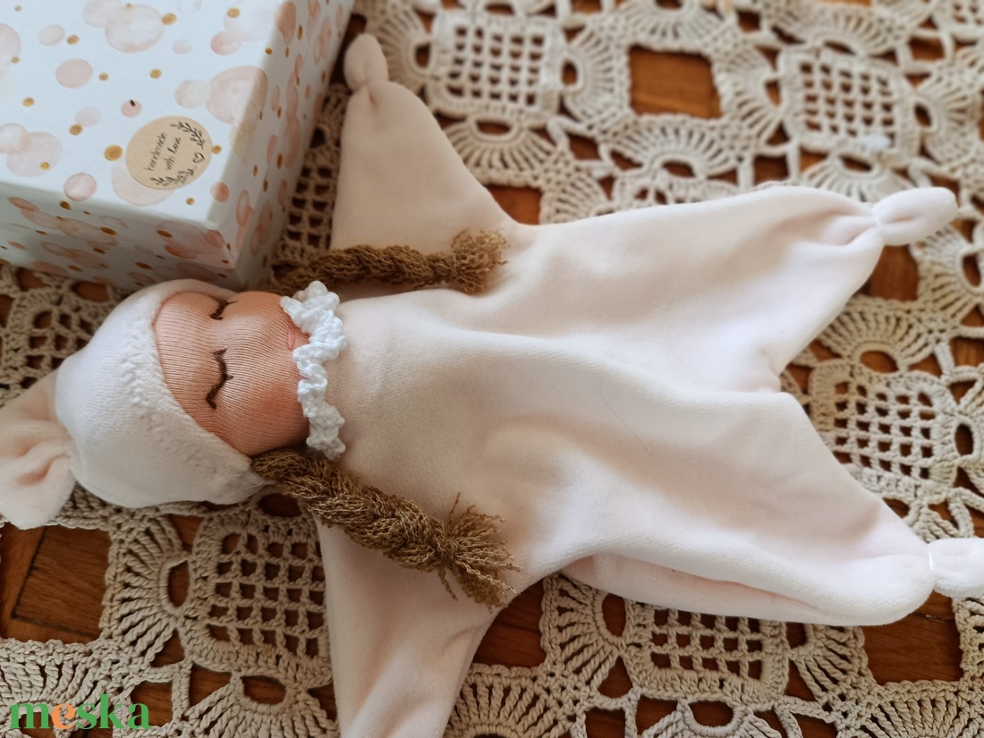  Babaköszöntő ajándék díszdobozban Waldorf típusú rongyibabával  - játék & sport - babalátogató ajándékcsomag - Meska.hu