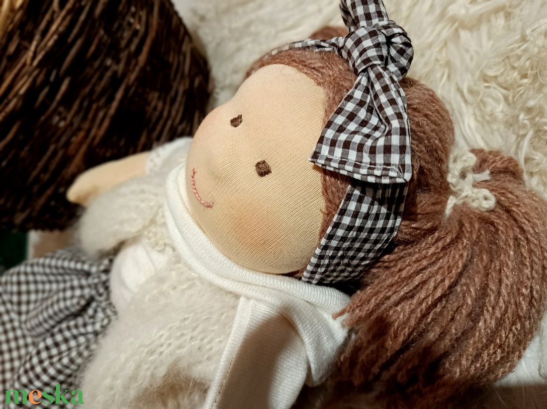 Lélekmelengető édes kis Waldorf típusú baba  - játék & sport - baba & babaház - öltöztethető baba - Meska.hu