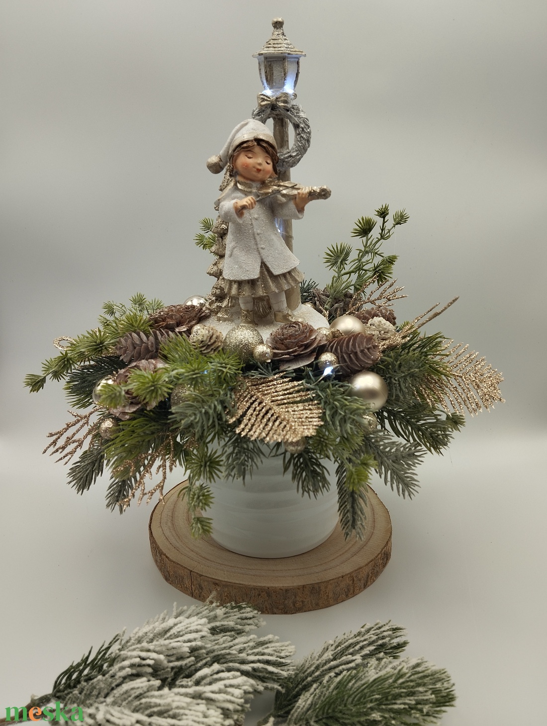 Ünnepi asztaldísz, hegedülő figurával - karácsony - adventi díszek - adventi asztaldísz - Meska.hu