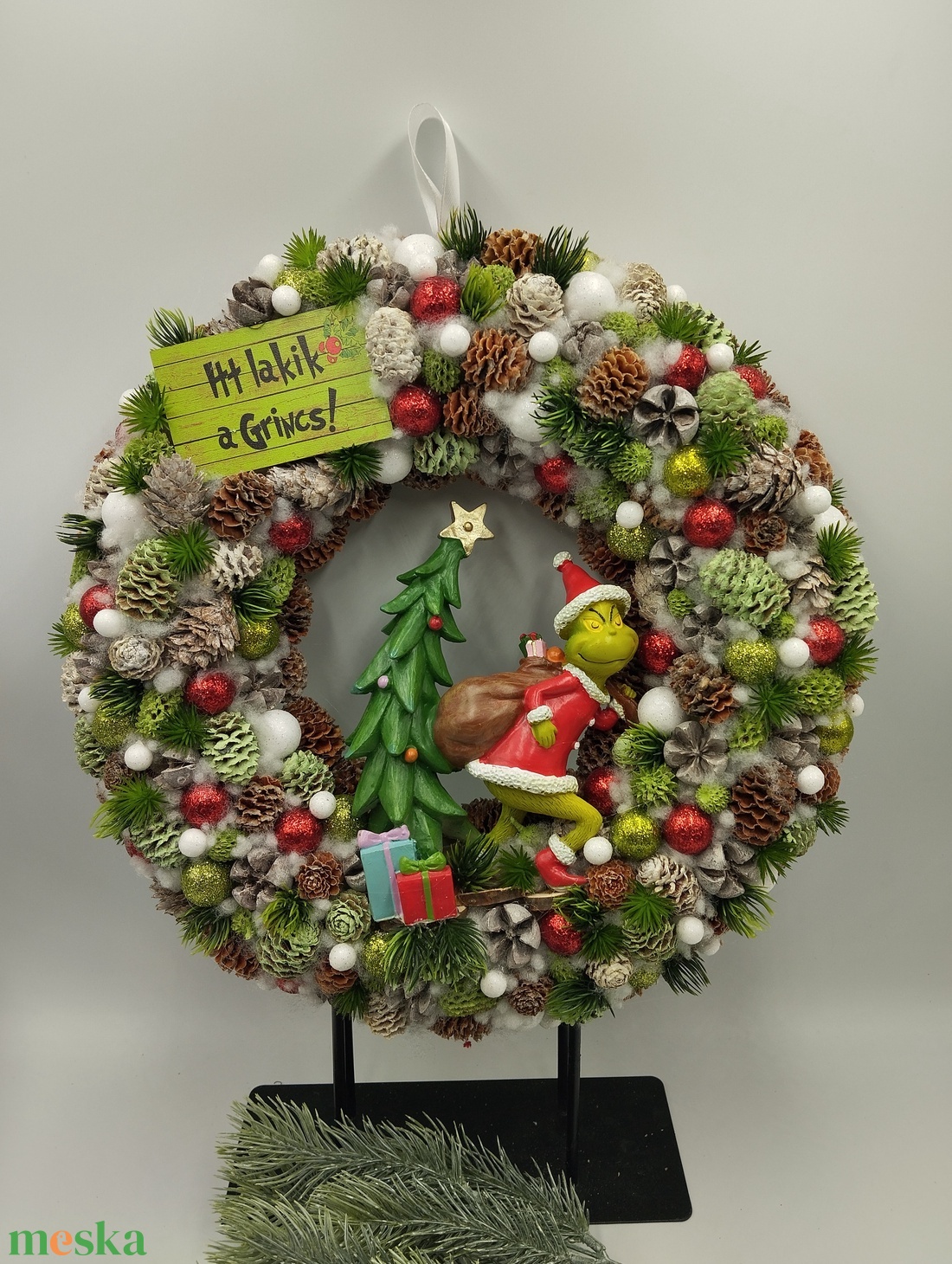 Itt lakik a Grincs, 3d figurás ajtódísz, 31cm - karácsony - karácsonyi lakásdekoráció - karácsonyi ajtódíszek - Meska.hu