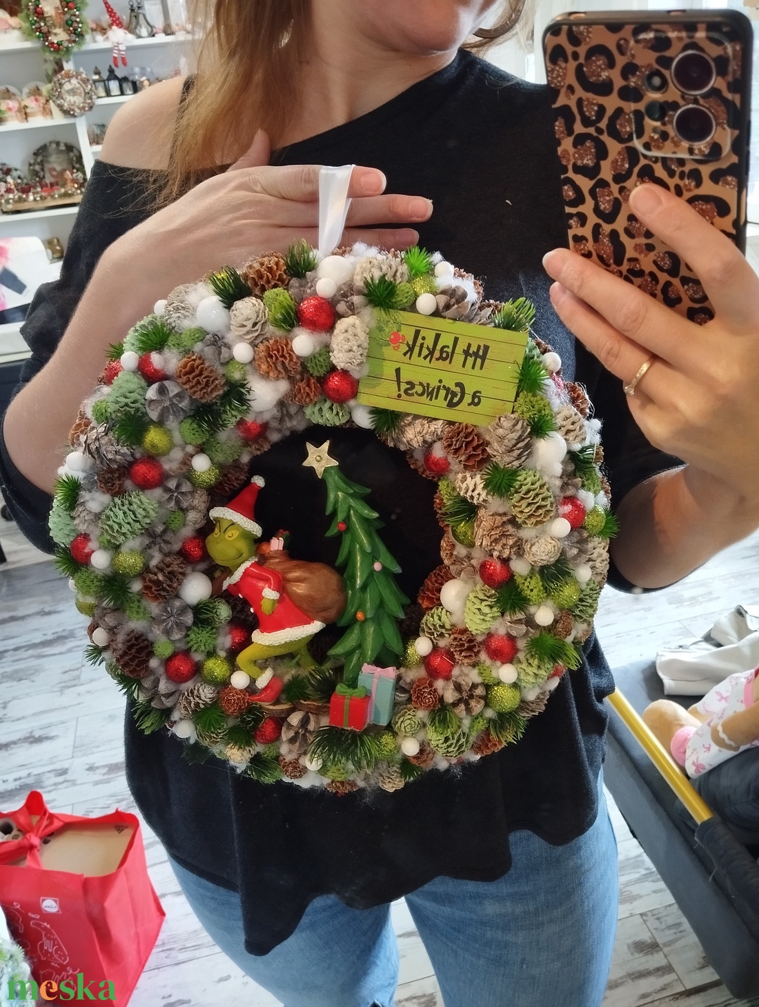Itt lakik a Grincs, 3d figurás ajtódísz, 31cm - karácsony - karácsonyi lakásdekoráció - karácsonyi ajtódíszek - Meska.hu