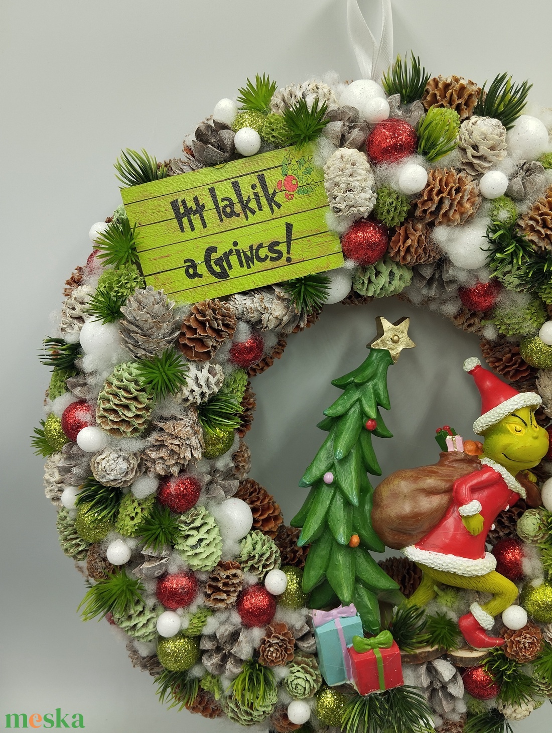 Itt lakik a Grincs, 3d figurás ajtódísz, 31cm - karácsony - karácsonyi lakásdekoráció - karácsonyi ajtódíszek - Meska.hu