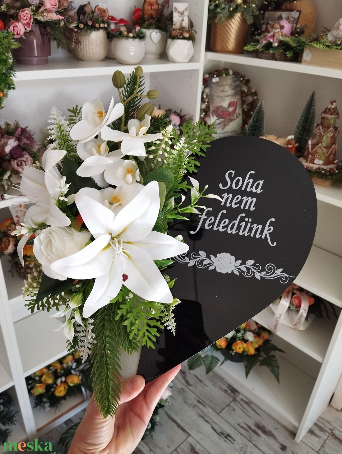 Prémium plexi szív sírdísz, fehér liliom - otthon & életmód - vallás - temetkezési tárgy - sírdísz, kegyeleti dísz - Meska.hu