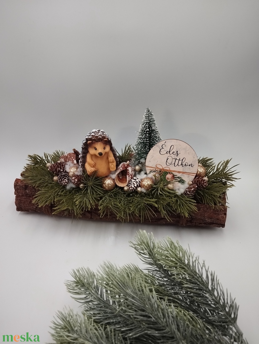 Sünis téli asztaldísz fa hasábon - karácsony - adventi díszek - adventi asztaldísz - Meska.hu