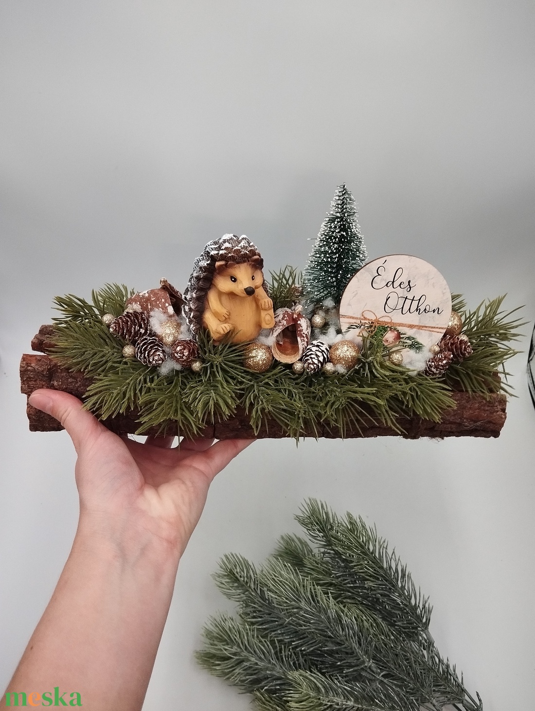 Sünis téli asztaldísz fa hasábon - karácsony - adventi díszek - adventi asztaldísz - Meska.hu