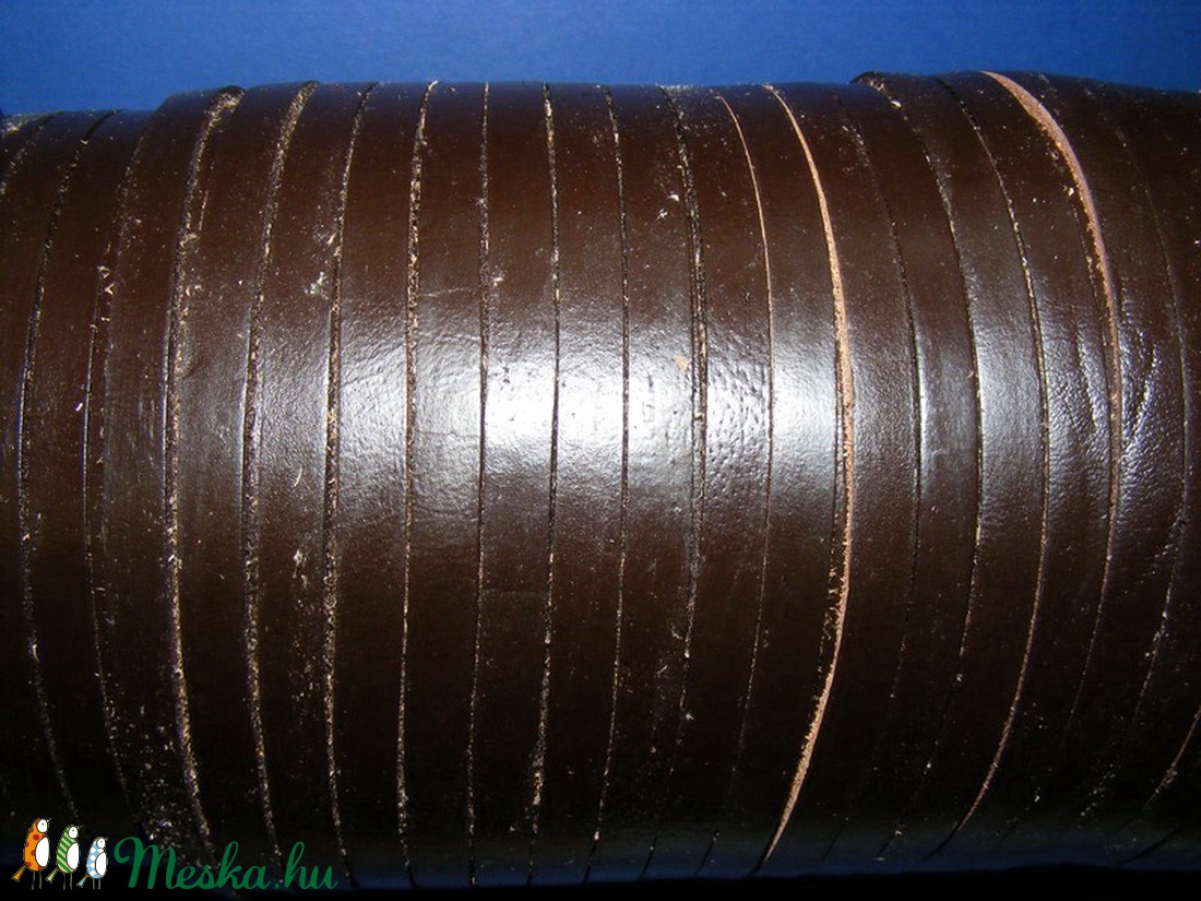 Lapos bőrszíj - 7x2 mm (10. minta/1 m) - sötétbarna - vegyes alapanyag - egyéb alapanyag - Meska.hu Lapos bőrszíj - 7x2 mm (10. minta/1 m) - sötétbarna - vegyes alapanyag - egyéb alapanyag - Meska.hu