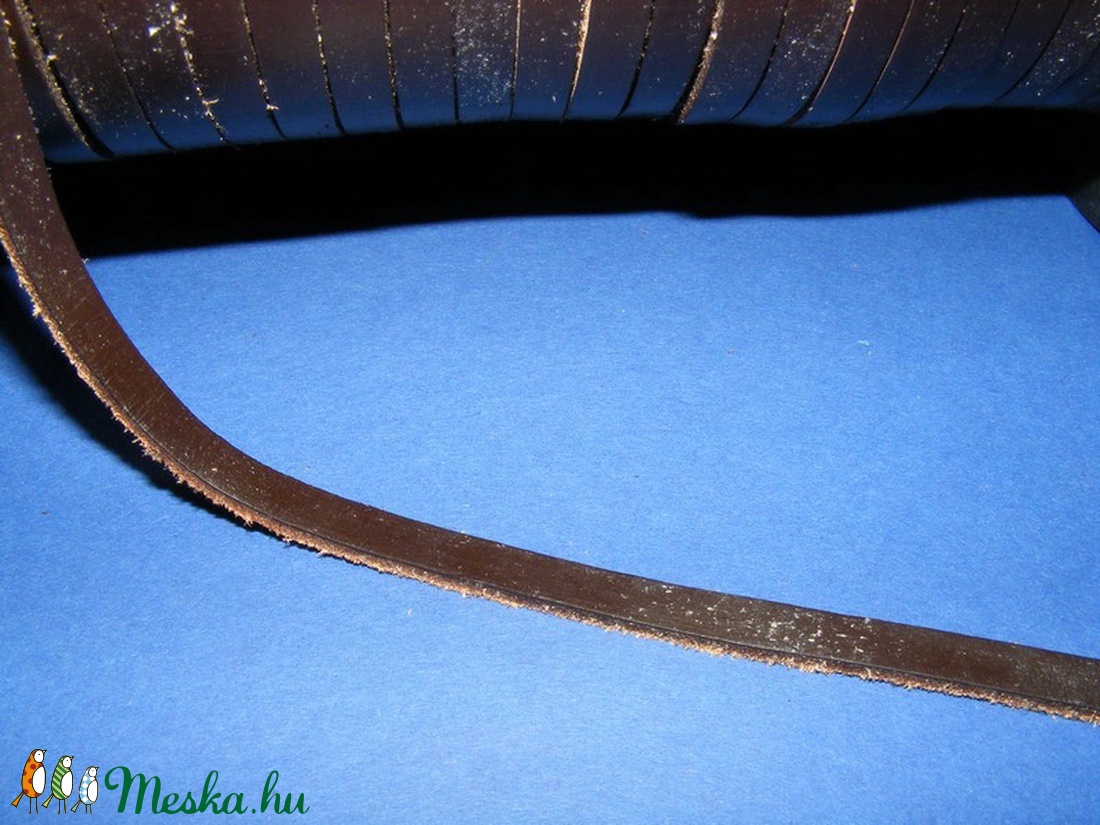 Lapos bőrszíj - 7x2 mm (10. minta/1 m) - sötétbarna - vegyes alapanyag - egyéb alapanyag - Meska.hu Lapos bőrszíj - 7x2 mm (10. minta/1 m) - sötétbarna - vegyes alapanyag - egyéb alapanyag - Meska.hu
